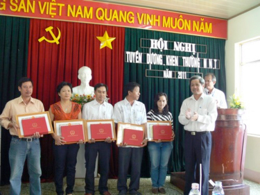 Hội nghị tuyên dương doanh nghiệp, cá nhân NNT chấp hành tốt nghĩa vụ thuế năm 2011 tại Chi cục Thuế huyện Xuân Lộc